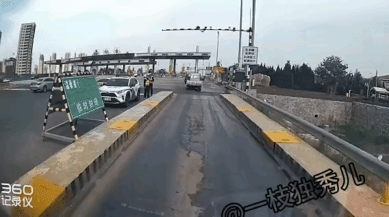 你知道在广东摩托车是怎么上高速公路的吗？没想到摩托车闯禁行上高速这种情况居然被我