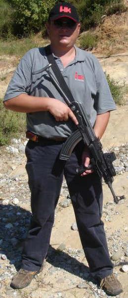 阿尔巴尼亚RENEA特警部队人员在56-1上安装了美国的塑料护木和Eotech