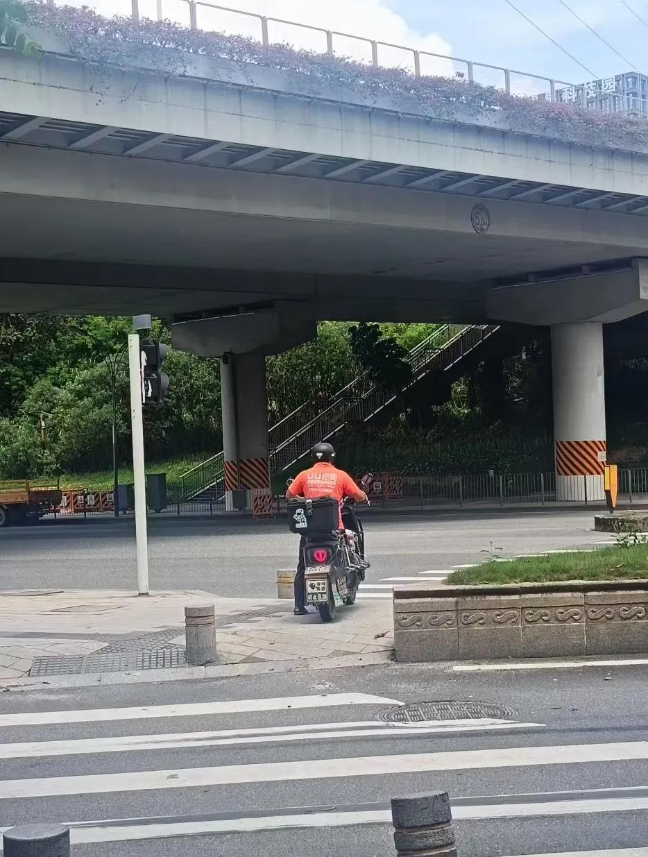 一位身残志坚的大哥（因一次车祸失去了一条腿），刚刚有事外出，在等红绿灯的时候，偶