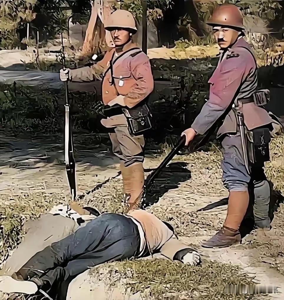 照片中的这两个日本鬼子，面目丑陋，阴森恐怖，这是它们残杀手无寸铁的老百姓之后，留