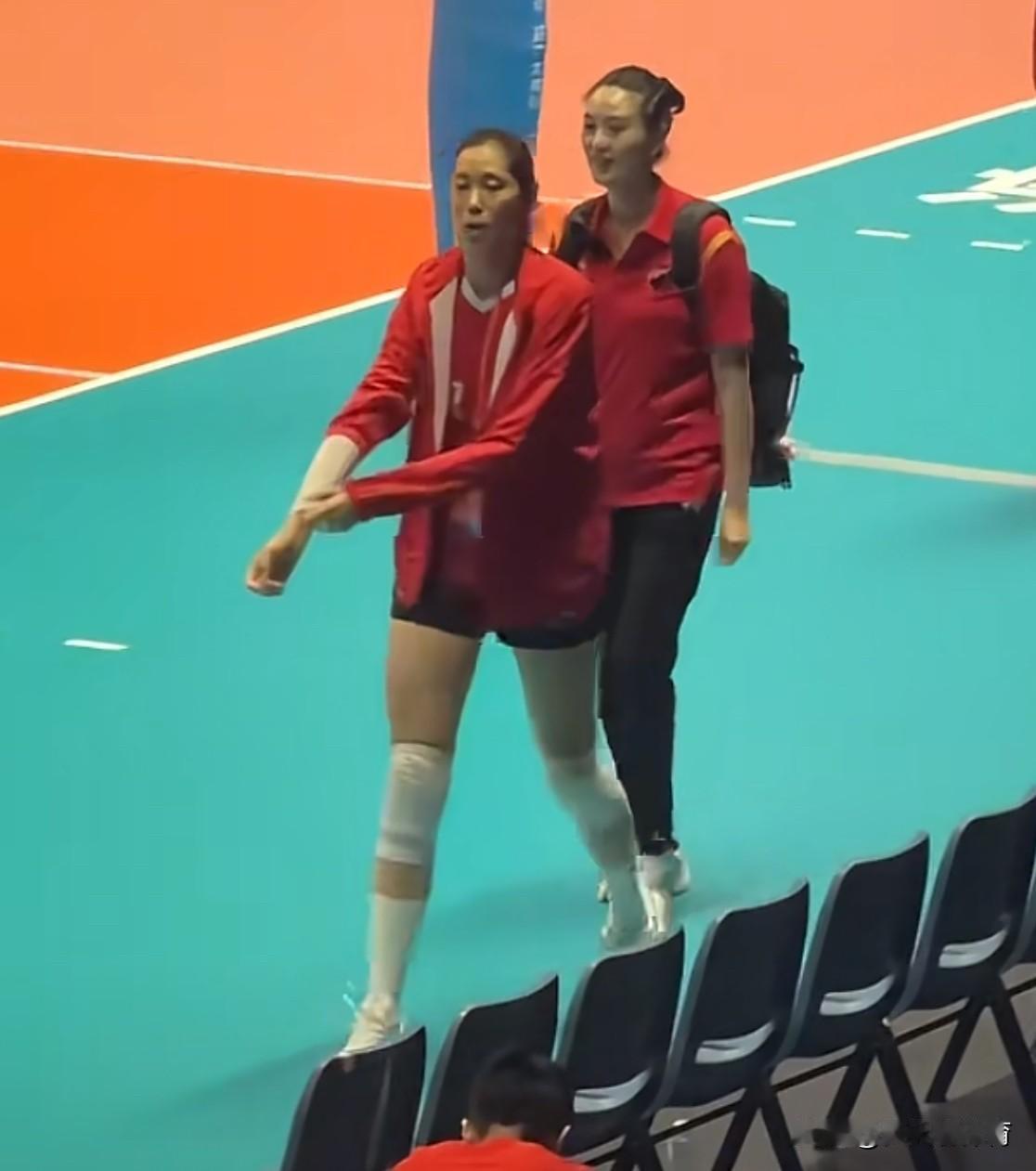 朱婷拒绝采访，干得漂亮[加油][加油]朱婷心里还是比较难受的[哭哭][哭哭]从意