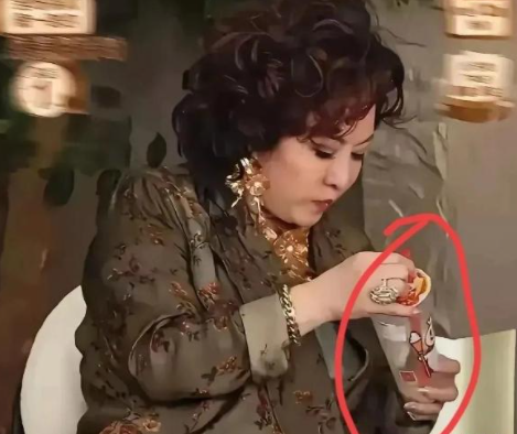 向太真是个迷，说她有钱吧，几块钱的蜜雪冰域喝干净了，还要掏里面剩的料，