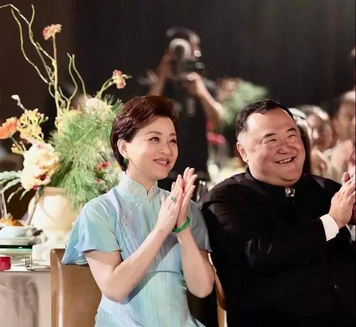 杨澜和吴征宣称因爱情而走到一起，我着实难以相信。他们二人的结合，背后更多是出于利