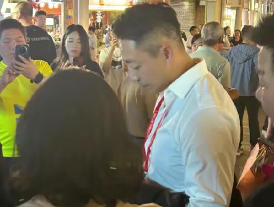 汪小菲没有去湾湾只有马筱梅一人去了？有网友在某活动现场碰到了汪小菲，他被人群围绕