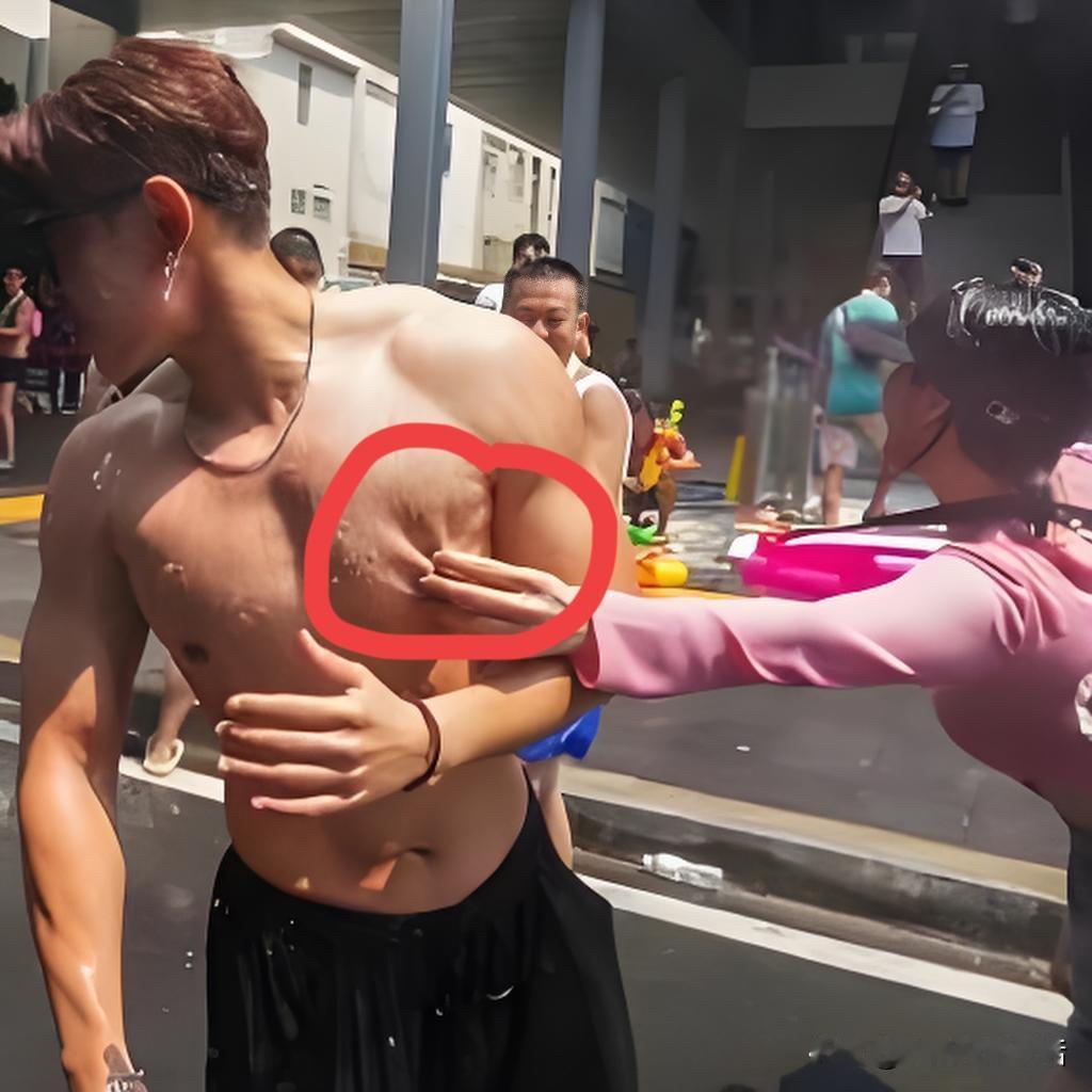 瞧，直接上手！这比用水枪想把女孩衣服冲开的骚扰，程度更加升级！泼水节上公然借