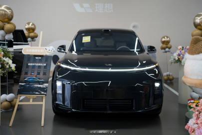 今天同事们一起去把理想L8 Ultra提了，这个二排真的挺夸张的，两张...