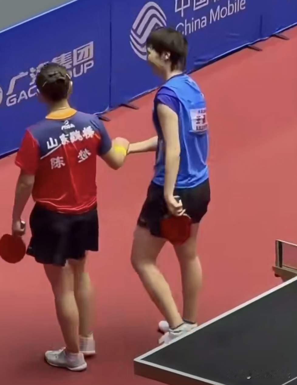 独有一份！注意到没有，陈梦这次全运会穿的队服是专属的，名字“陈梦”是直接印上去