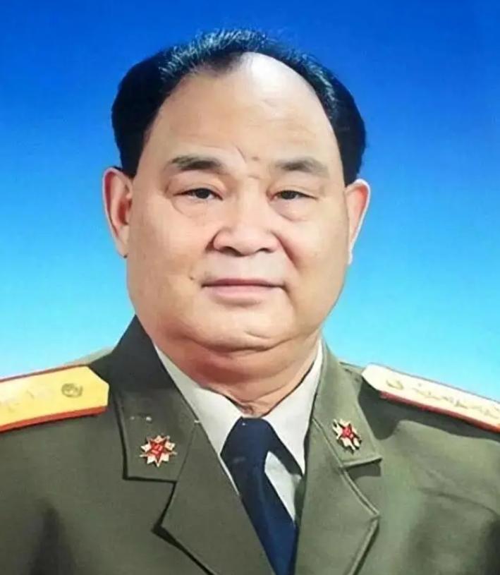1992年北京军委办公室内，一场牵动军内人事的谈话悄然展开。杨白冰当面告知成都军