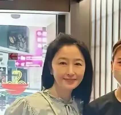 天啦，女神关咏荷罕见素颜露面，这才叫真正的惊为天人！要知道，关咏荷马上就61岁，