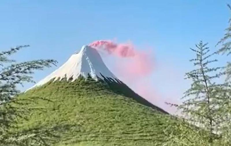 廊坊“宇宙思想乐园”景区搞了个山寨富士山，还用红色烟雾模拟火山喷发效果，已经引起