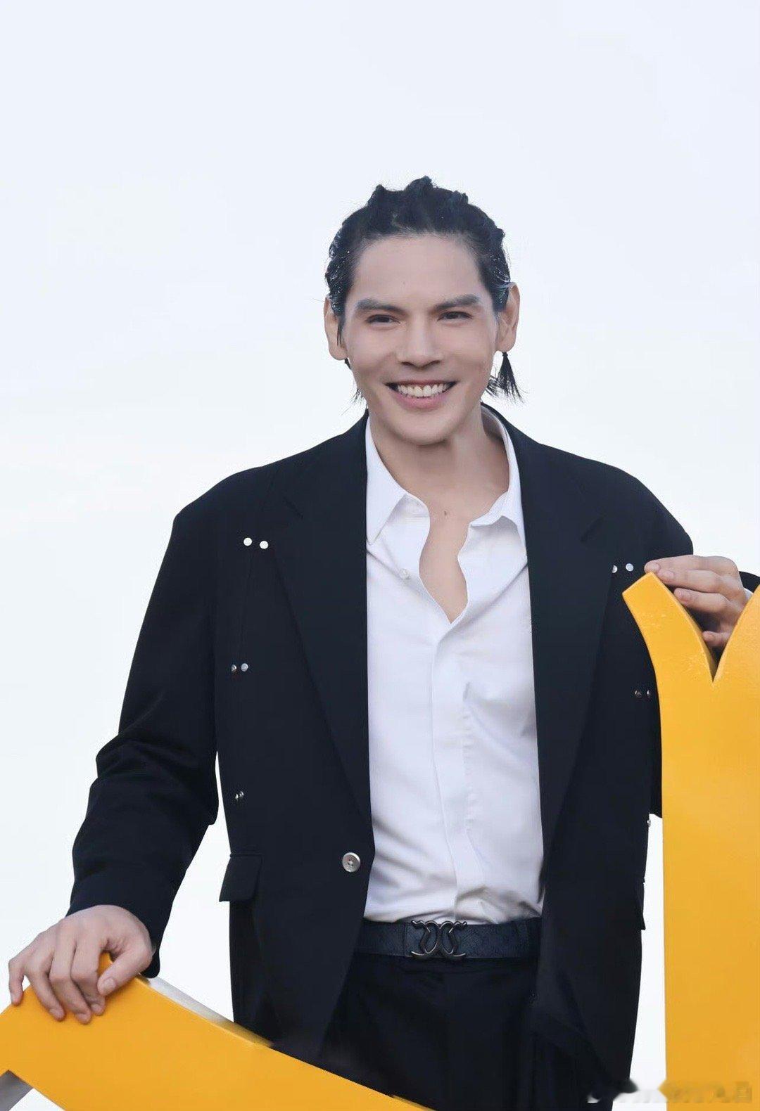 向佐对自己的港普很自信救命！向佐这自信也太可爱了吧！港普挑战时游刃有余，还即兴