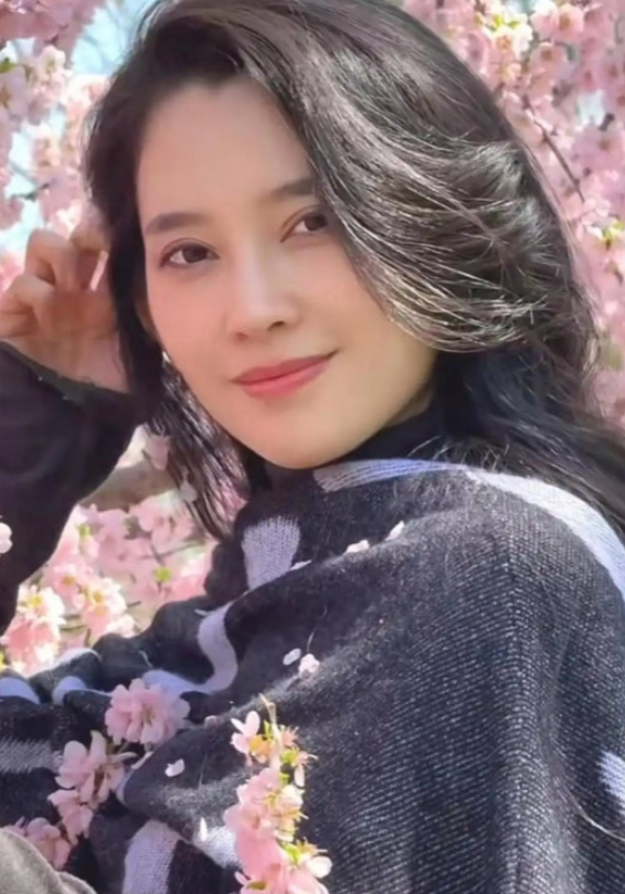 汪峰终于上热搜！这应该算是生理性喜欢了吧，热搜都用《抱着》《难舍难分》这样甜蜜