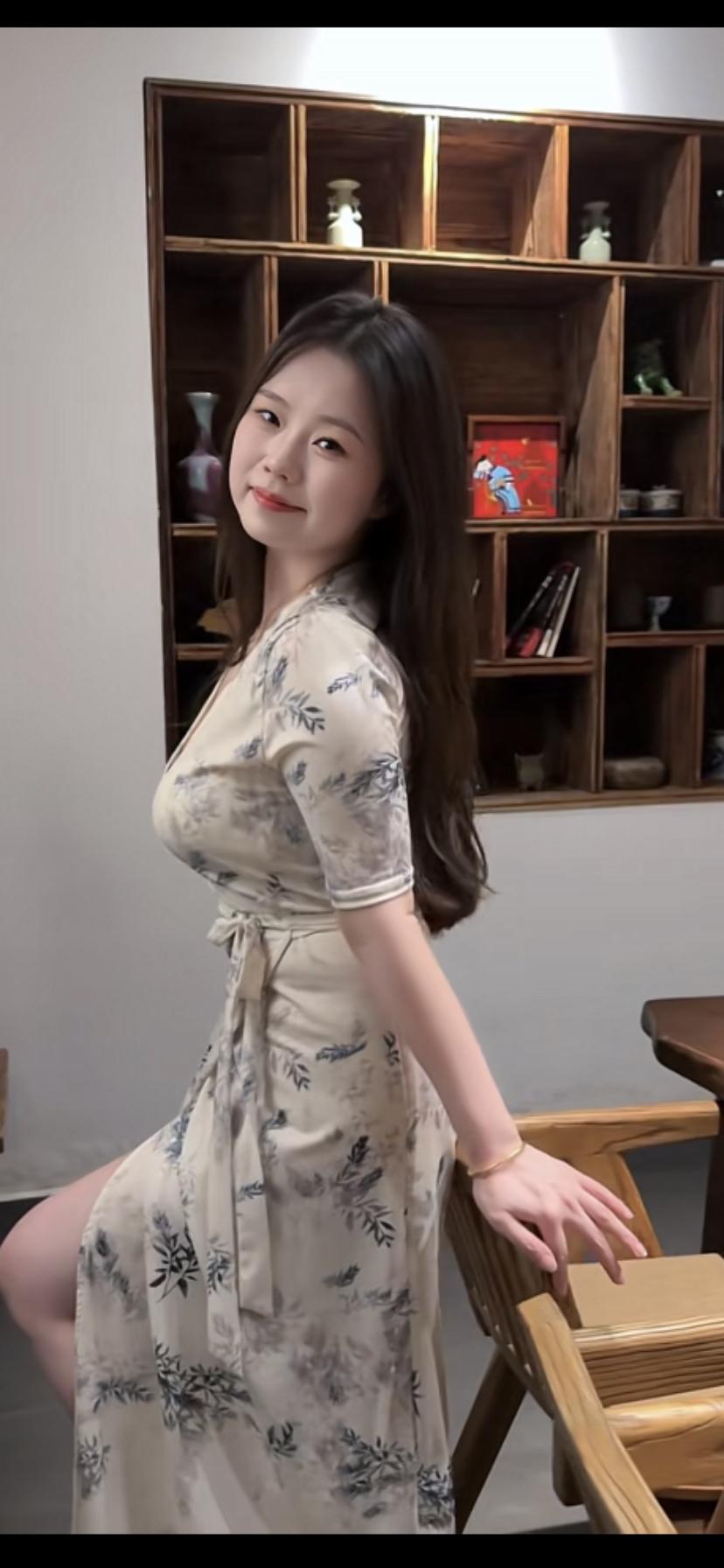 优雅气质，复古花裙，静谧时光