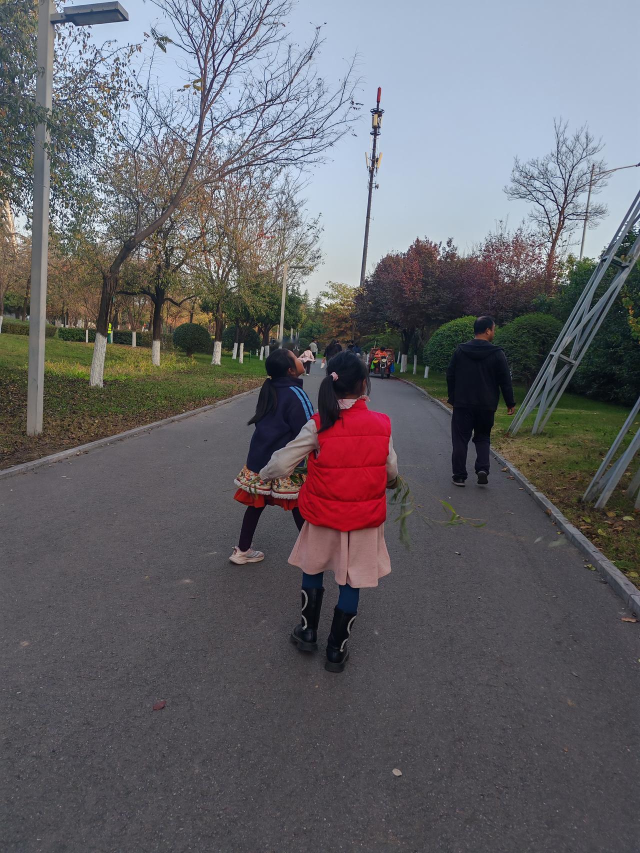 看到56分的一瞬间，宏哥有点绝望了这周宏哥的女儿期中考试，各科成绩持续出炉，刚