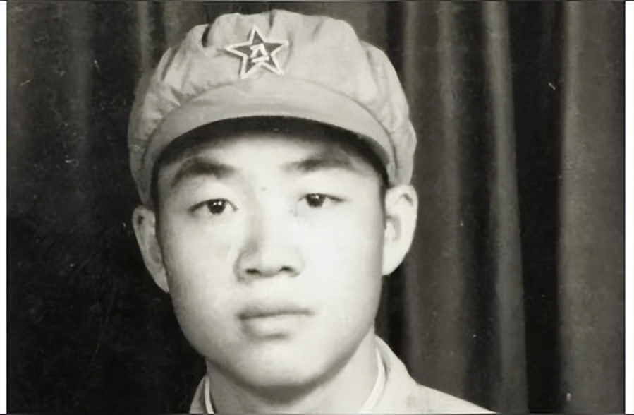 1951年的朝鲜战场上，一名新兵正在擦拭大炮，突然看见敌军阵地多了一顶奇怪的帐篷
