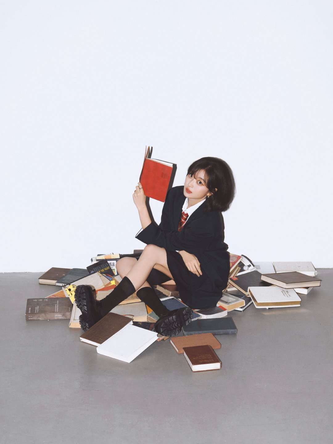 孙千学院风写真有制服造型好青春呀，为什么我的学生时代没有遇到这么漂亮的学姐！