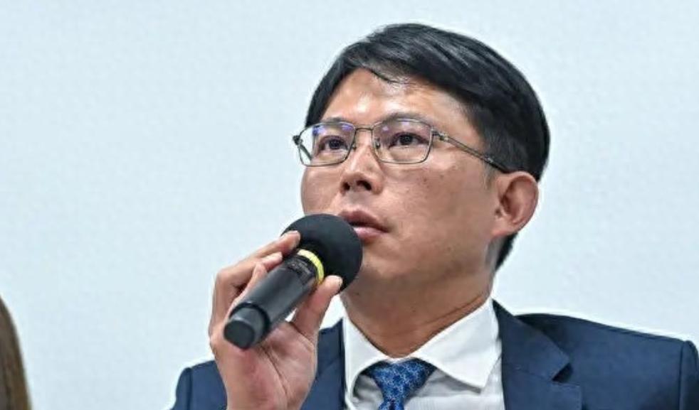 台湾政坛这两天真是炸了锅，这风向变得比翻书还快！黄国昌突然扔下辞职信走了，柯文哲