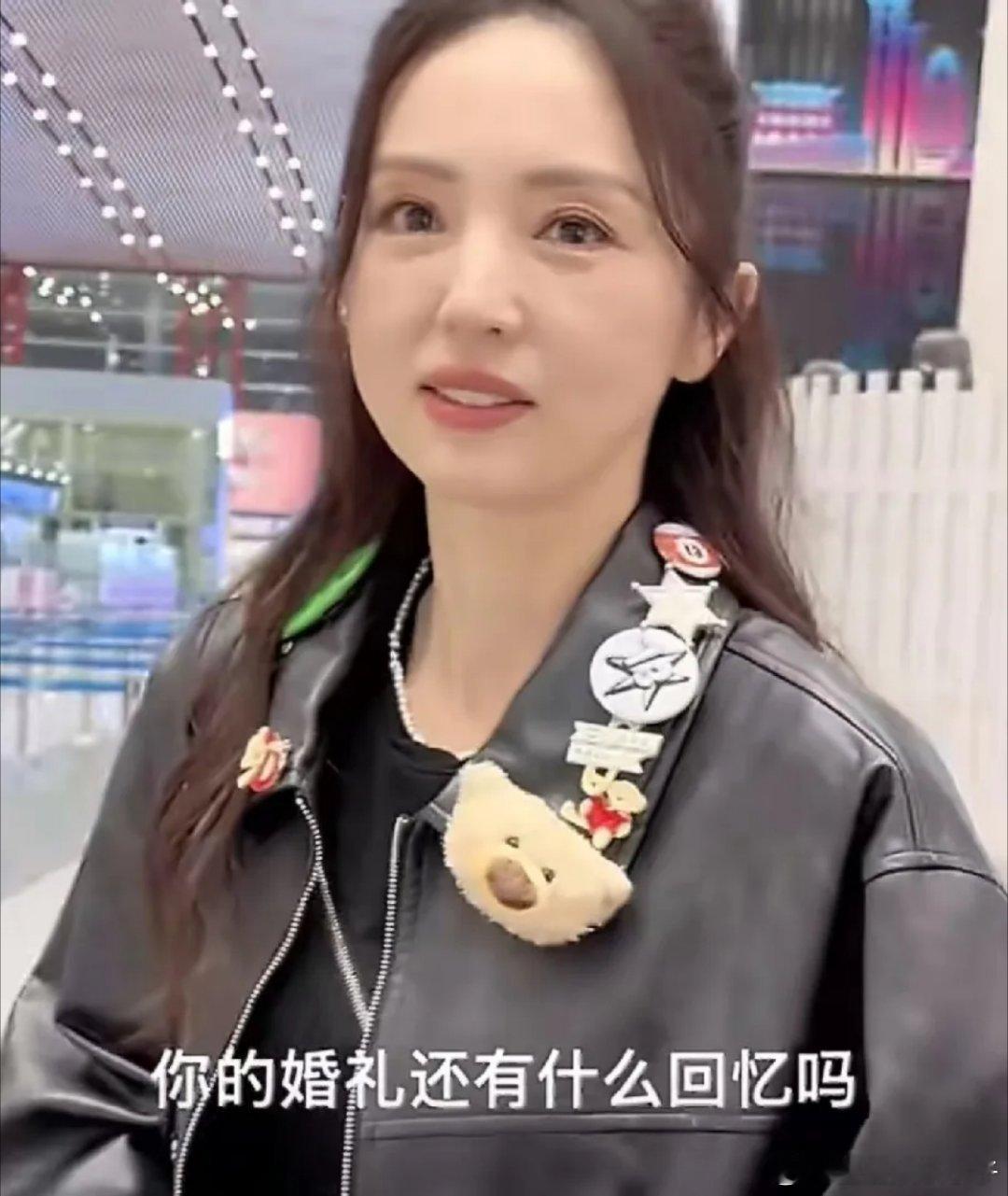 有网友在机场偶遇董璇，网友问董璇：“你的婚礼有什么回忆的吗？”董璇一脸疑惑：“婚