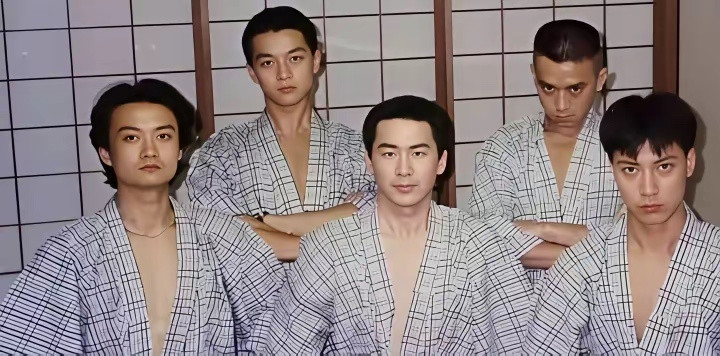 年轻时的李亚鹏与同学陈建斌等人的一张留影，如今数老亚鹏的名气最大，他用多年做公益