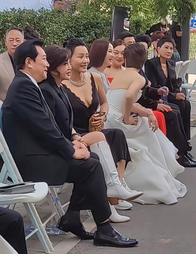 唐国强VS冯小刚唐国强身边各种人物环绕，冯小刚却坐在角落里无人问津这就是娱乐