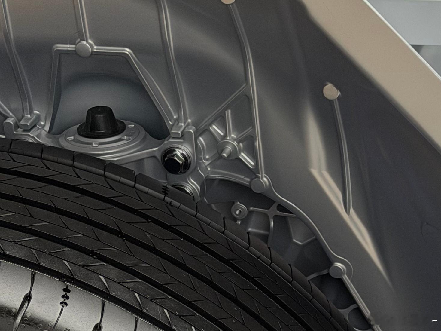 小鹏GX，后减振器4螺丝固定，上一个这样干的应该是初代蔚来