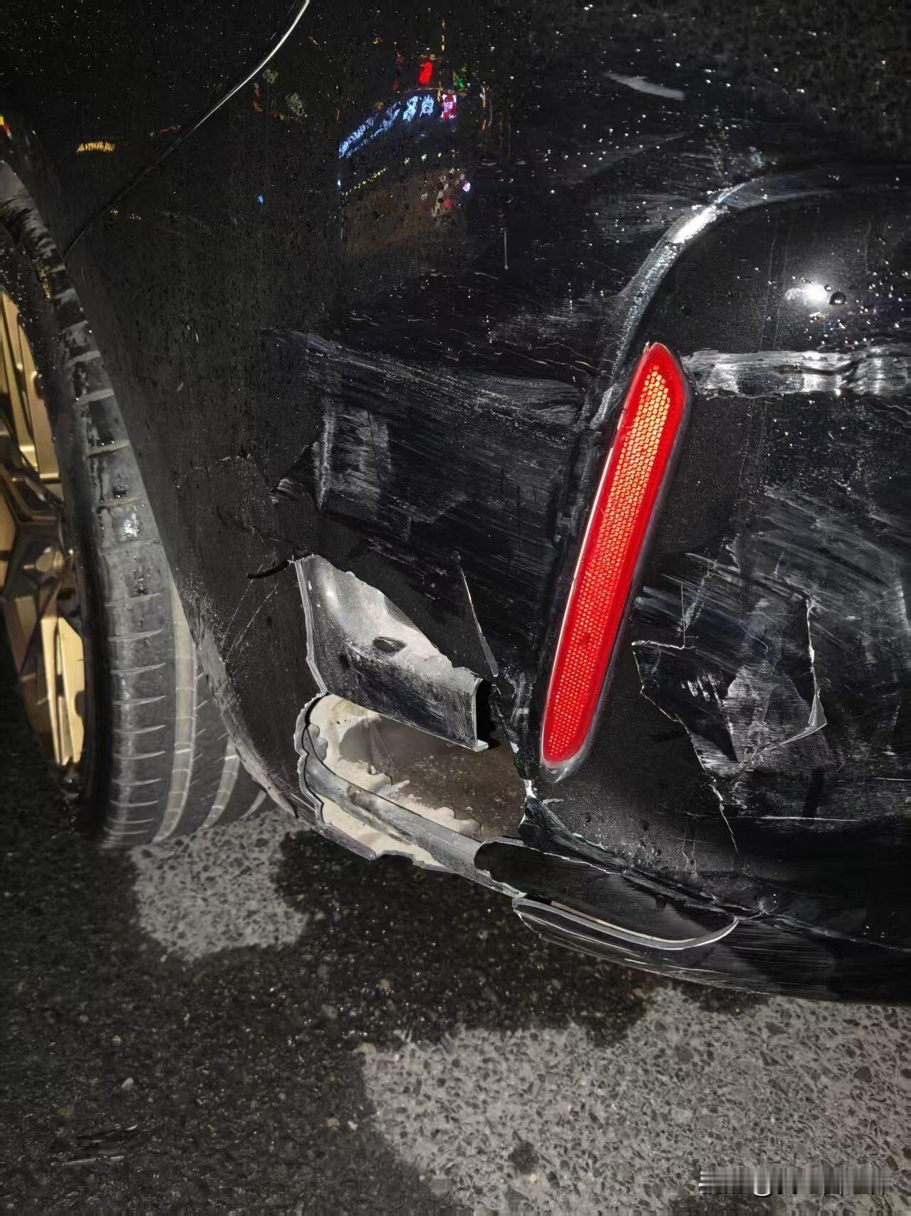 凌晨下班的时候我妹妹骑电动车不小心撞到一辆宝马m240mp，该车停在路中间，未打