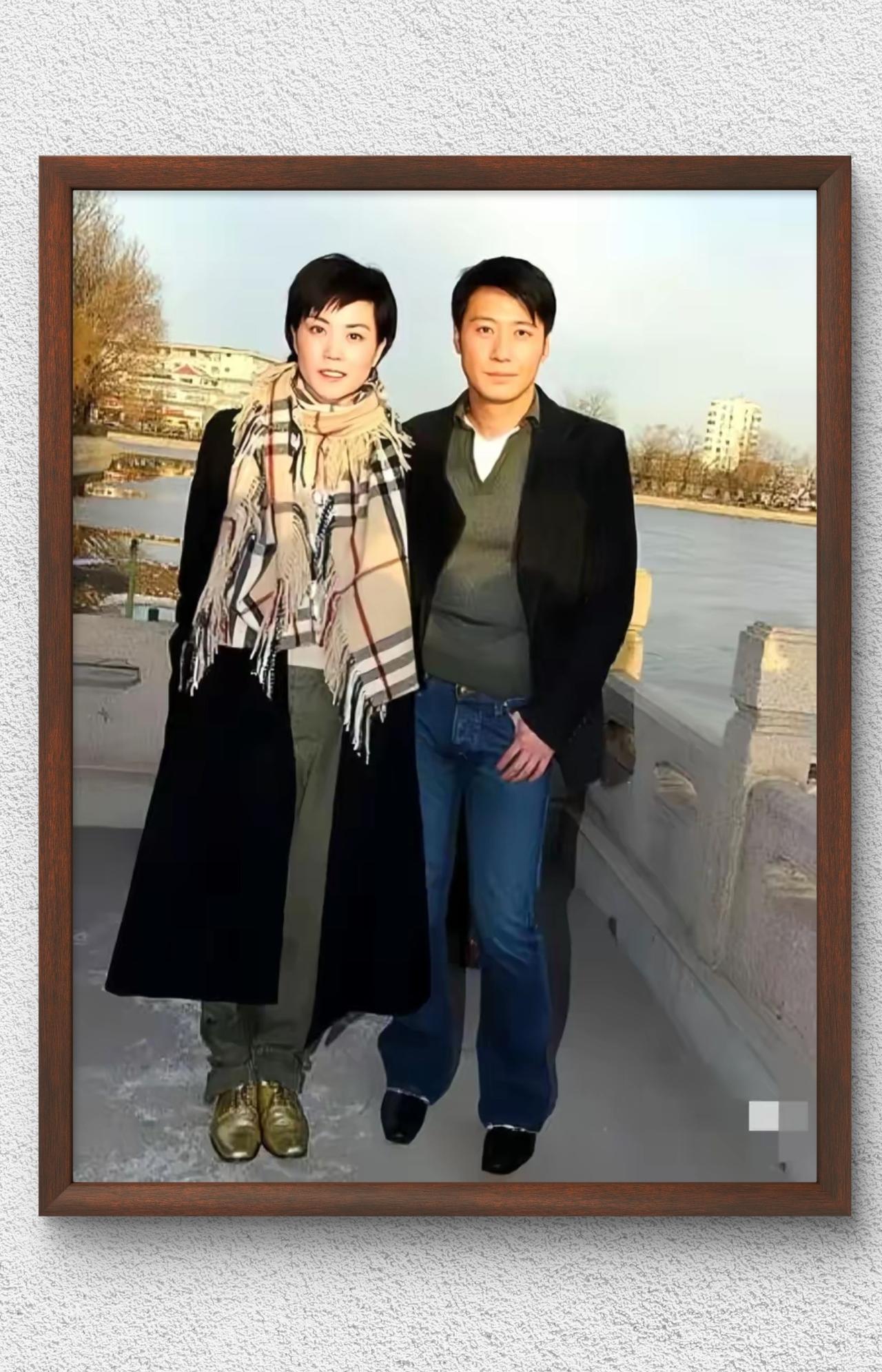 王菲和黎明在北京后海的旧照，那时他们还年轻，也就三十出头，不知为何没有擦出