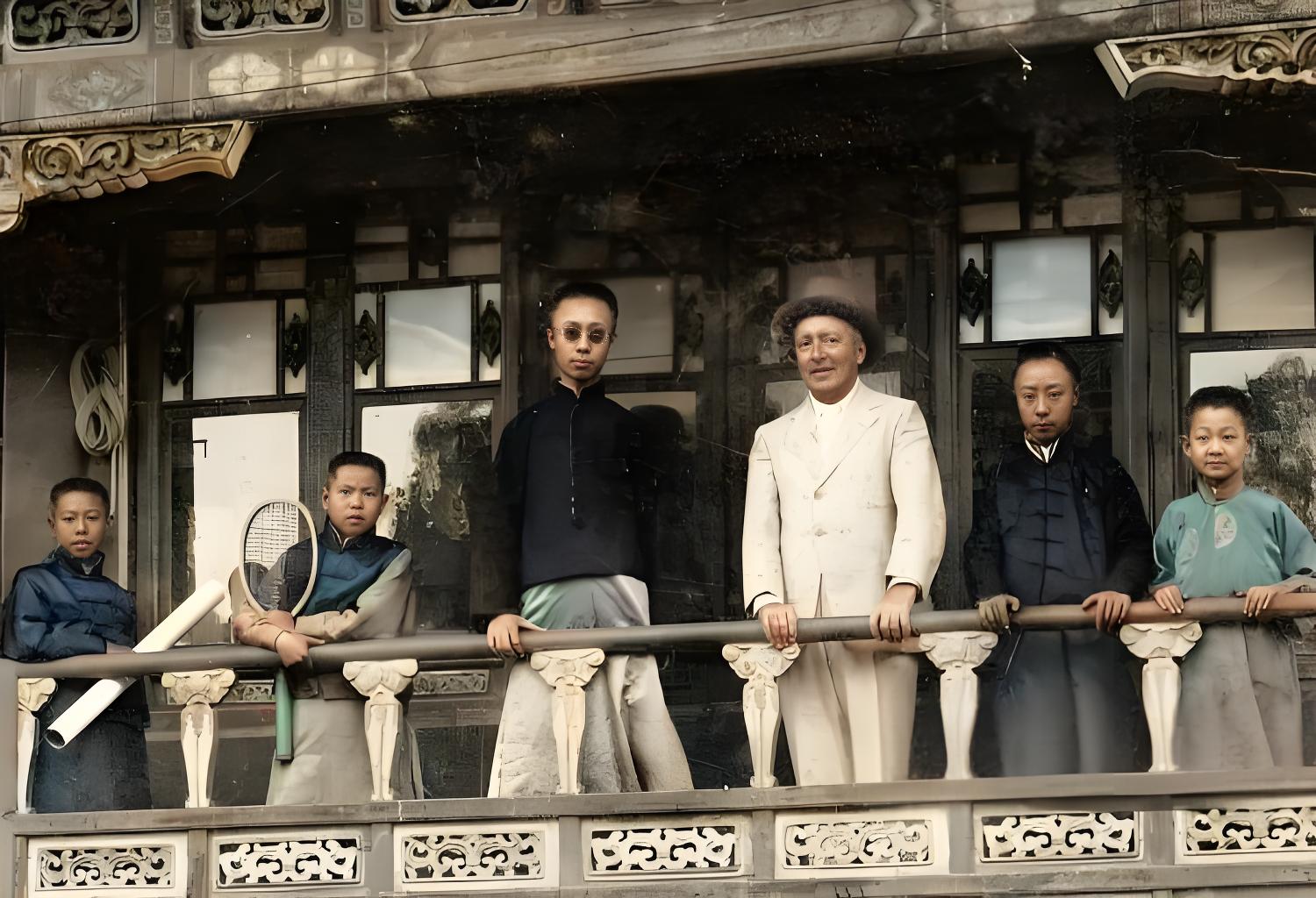 溥仪一众人等打完球去故宫御花园游玩，照片拍摄于御花园阁楼二层。左边两个小太监，一