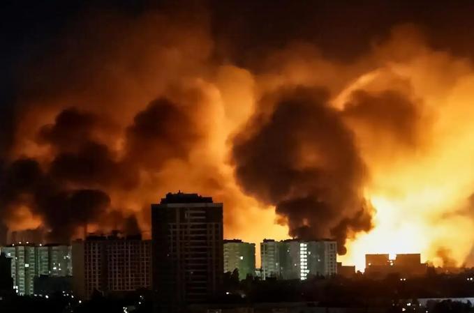 大规模夜袭开启！该来的还是来了，普京下达新指令，特朗普预判对了，俄罗斯真的想要更