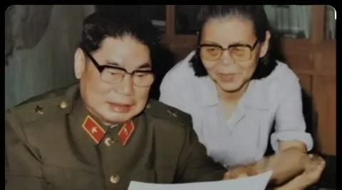 1990年，79岁的杨得志迎娶了55岁的石莉，结婚当晚，杨老将军握着石莉的手，动