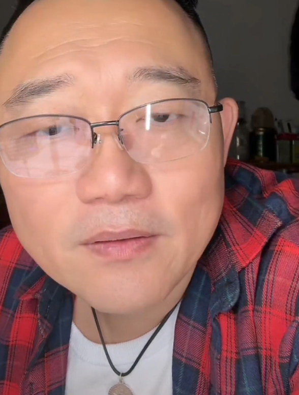 曹云金估计又要破防了！德云社郑好直播称：北漂18年，我从来没有忘记过师父对我