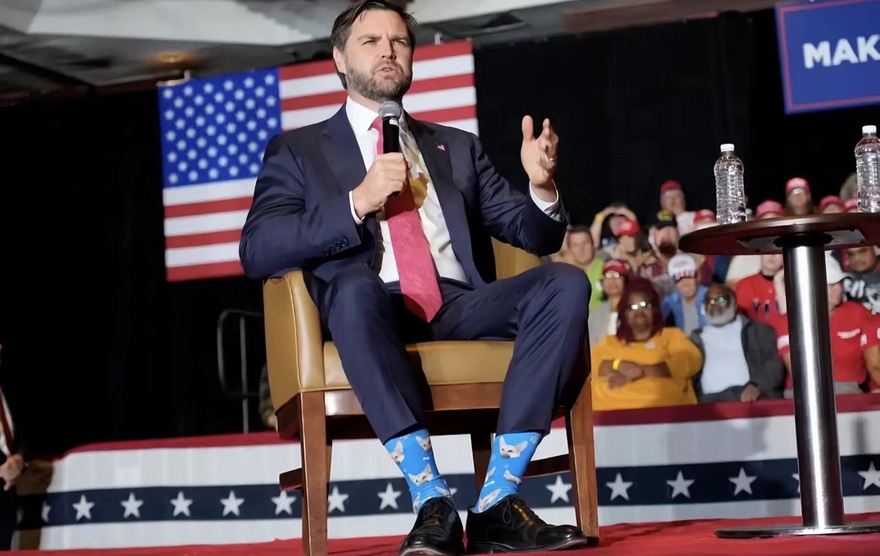 万斯一句话，算是把美国人的底裤给扒了个干净！他说两岸真统一了，美国经济得掉层