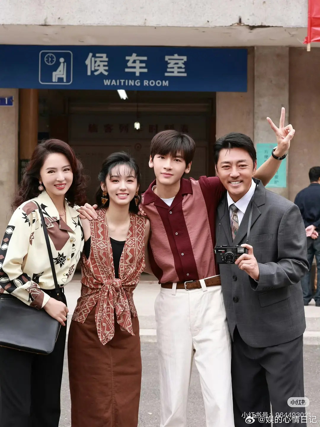 感觉周也有点瘦脱相了