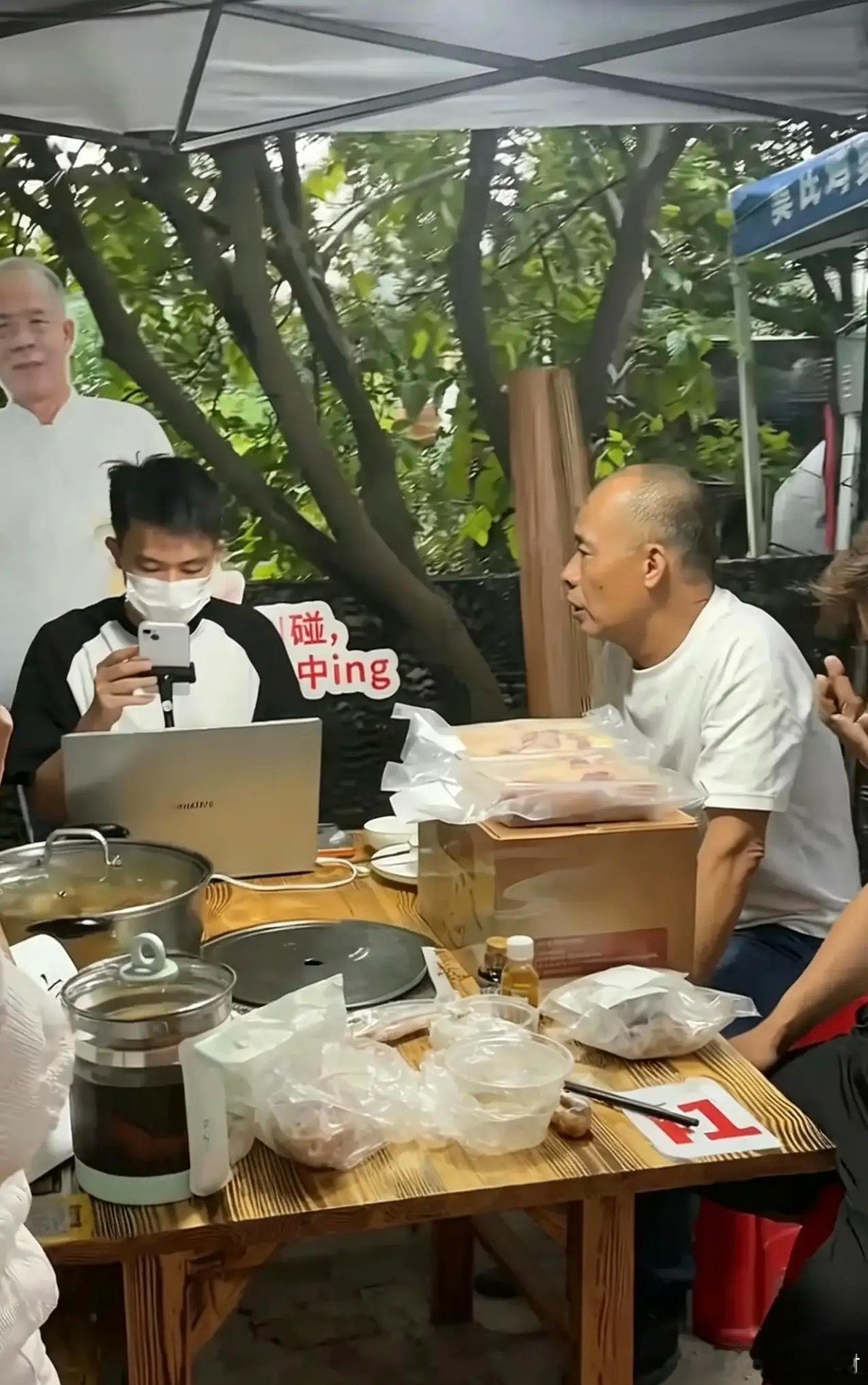 老莫终于懵了，开直播不到五分钟，账号就被封了。62岁的老莫，大半辈子守着顺德祖传