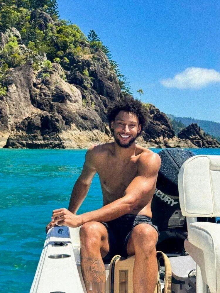 又是羡慕西蒙斯的一天兄弟们，有的人无球可打，怪可怜的，唯独西蒙斯例外，怪让人羡慕