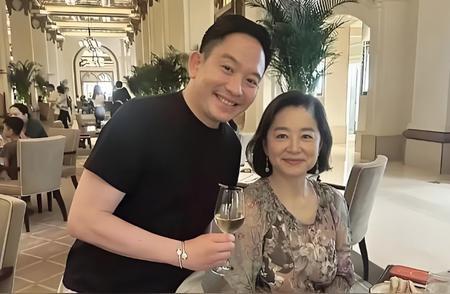 71岁林青霞吃饭被偶遇，自然老去美得超圈粉！家人们，娱乐圈又有大新闻啦！71岁