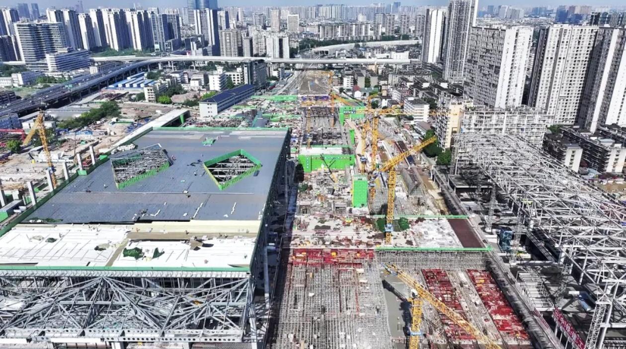 成都站改造整体进度超70%，进入第三阶段施工。新站房8万㎡，站房分三层，为老站近
