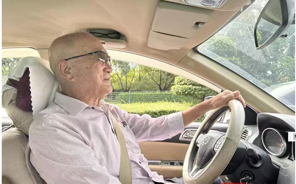 90岁高龄老人还能自驾游?这不是在开玩笑,而是真人真事。家住内I蒙古的王瑞森老