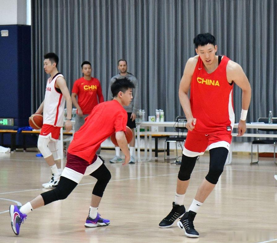 中国男篮集训人员调整【一进两出，后场竞争重新洗牌】中国男篮结束海口国际团结杯后迅