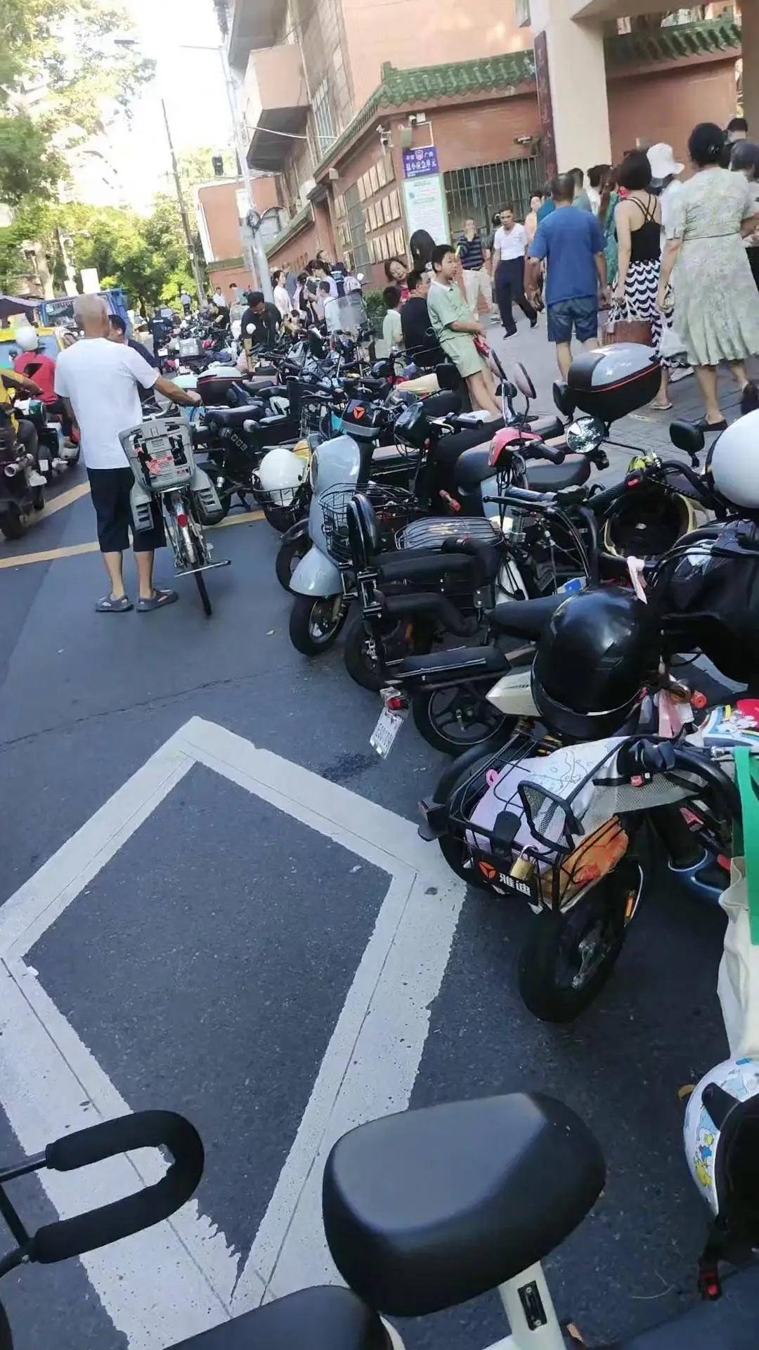 广州电动车送娃大军“堵疯了”！广州电动车送娃大军“堵疯了”！这个场景，或许每