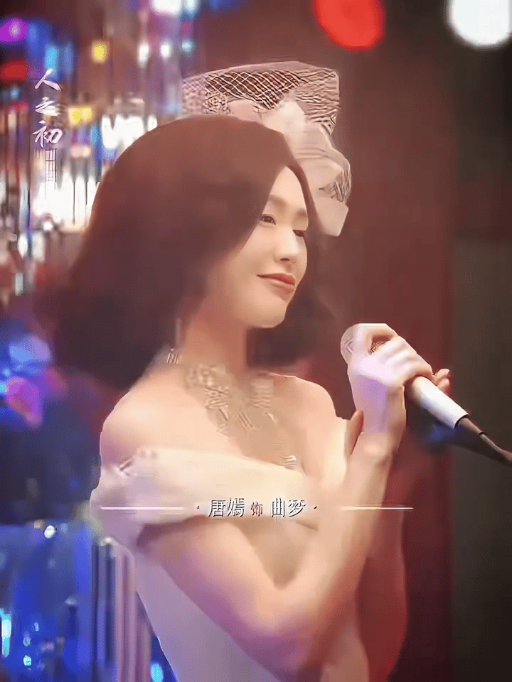 唐嫣新剧复古妈咪级别唐嫣在《人之初》的造型，简直是90年代的时尚教科书！一颦一