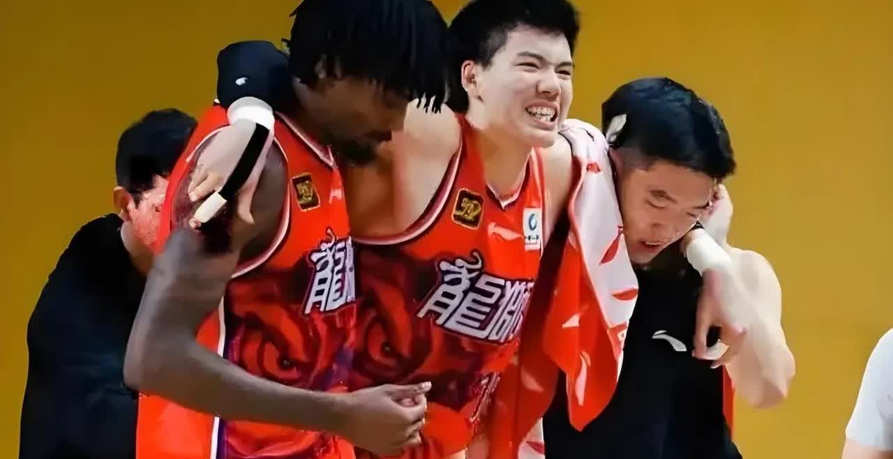 据知名媒体人球圈赵探长爆料，广东宏远、北京控股、广州龙狮三家俱乐部发生交易：