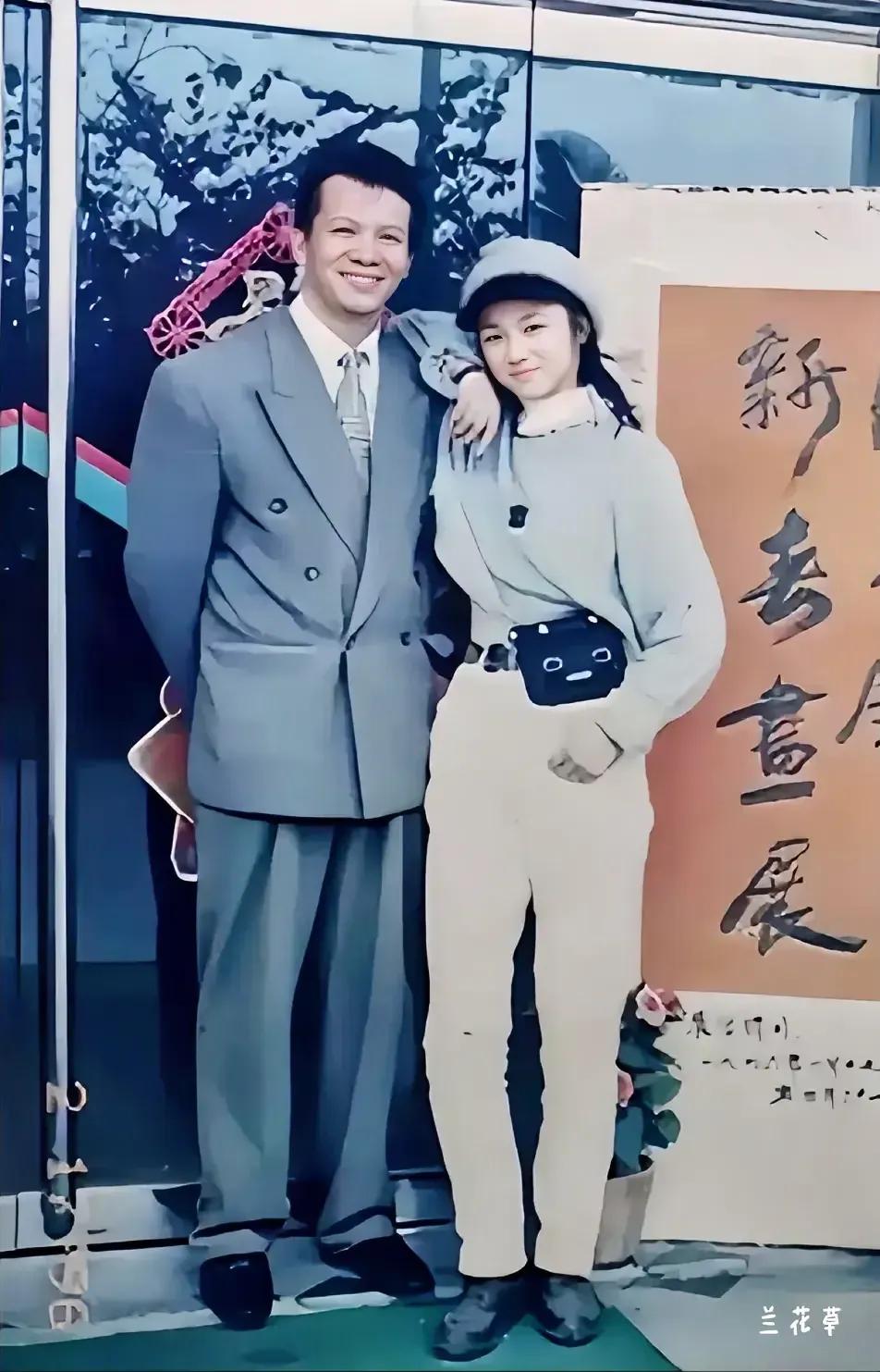 汤唯和她父亲的合影。那时候的她，挺洋气的一个娇巧女孩子，含笑靠在父亲的肩膀上，