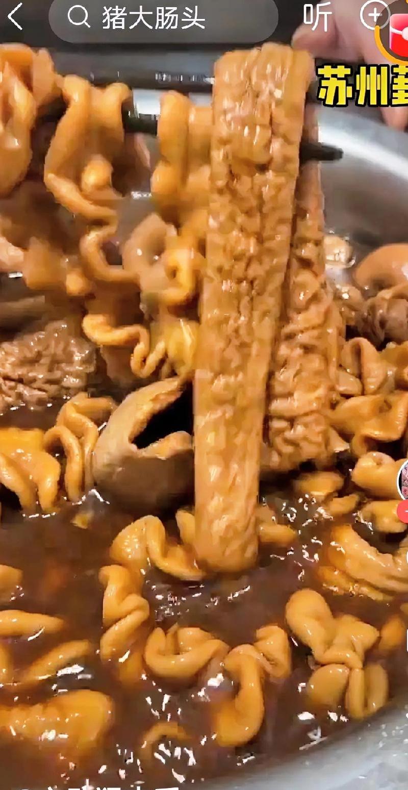 刚刚看到网友视频，说是江南苏城菜场的天价大肠，136元一斤。据说生意特别好时，