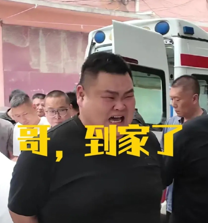 “哥，到家了”弟弟抬着哥哥的遗体，哭着喊出了这句让人心痛的话！35岁的民警王