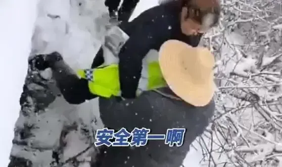 大雪纷飞的高速路上，被困了四天三夜的李先生拿出1000块钱，让村民把妻子和4个月