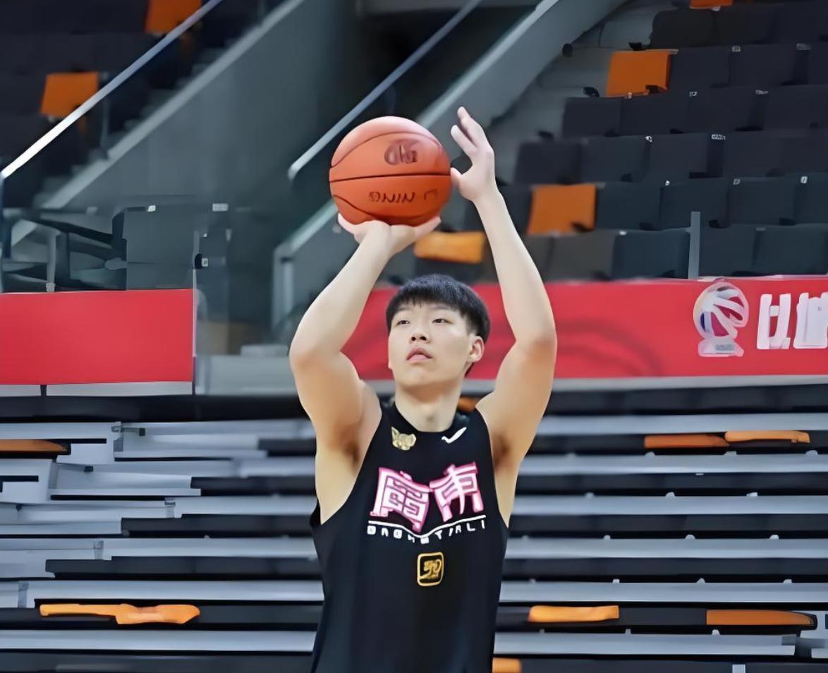 广东队迎来1个坏消息！锋线悍将重伤，本赛季提前报销。在这个夏天，对于广东队而言