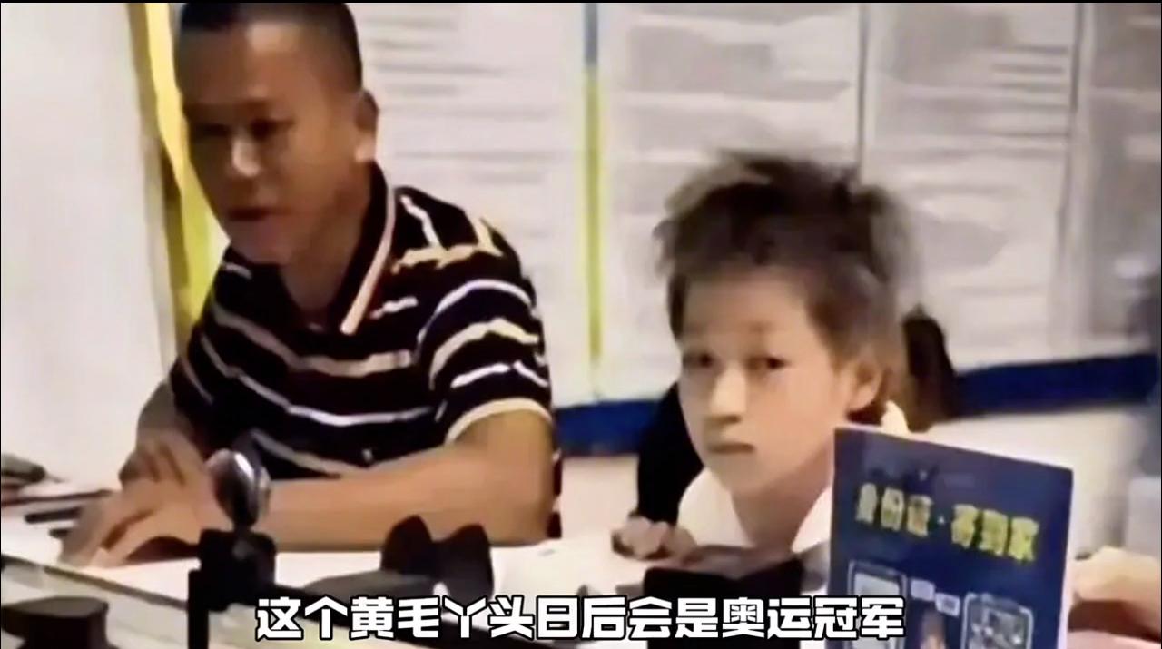 2021年，14岁的全红婵在爸爸的陪伴下去办理护照，当时的小红头头发好短，乍一看