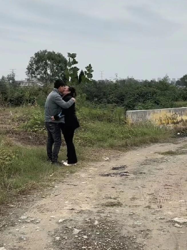 现在的中年人甜蜜起来，真的比年轻人都猛啊。昨天骑电动车一拐弯就看到了这一幕，惊