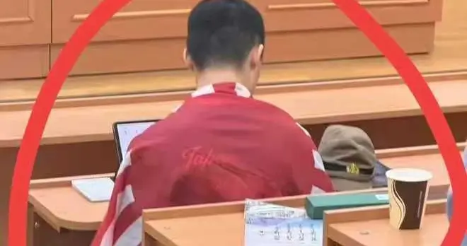莫大留学生身披旭日旗, 真正该骂的不是无知, 而是麻木